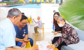 Dịch vụ chăm sóc người già “sáng đi chiều về” 350.000 đồng một ngày